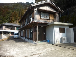 木造2階建てで瓦屋根の桜谷シェアハウスの外観写真