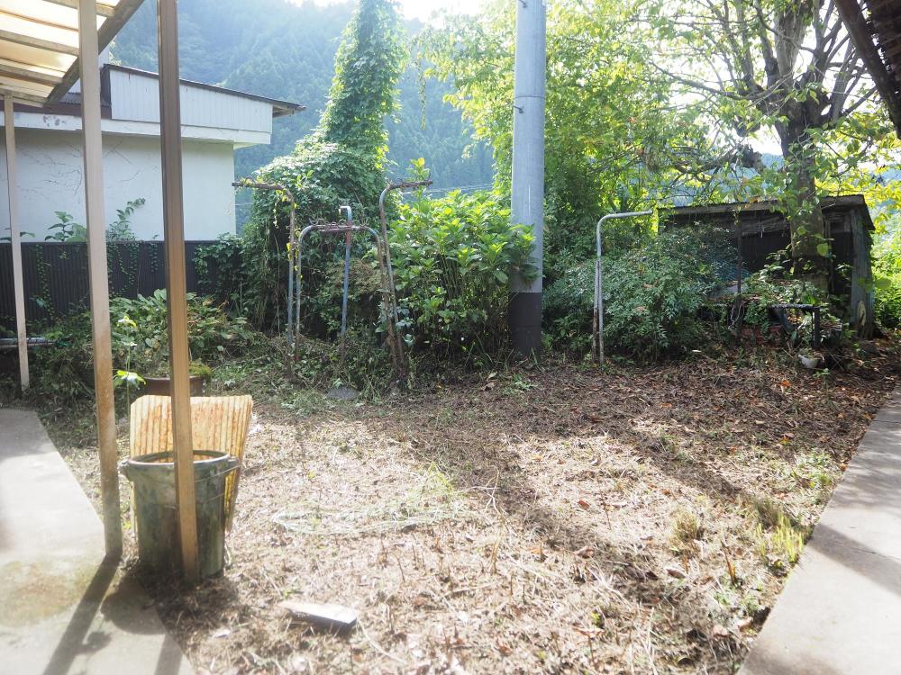物件の裏にある庭の写真