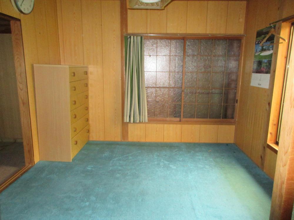 1階の和室に緑のじゅうたんが敷かれた部屋の写真