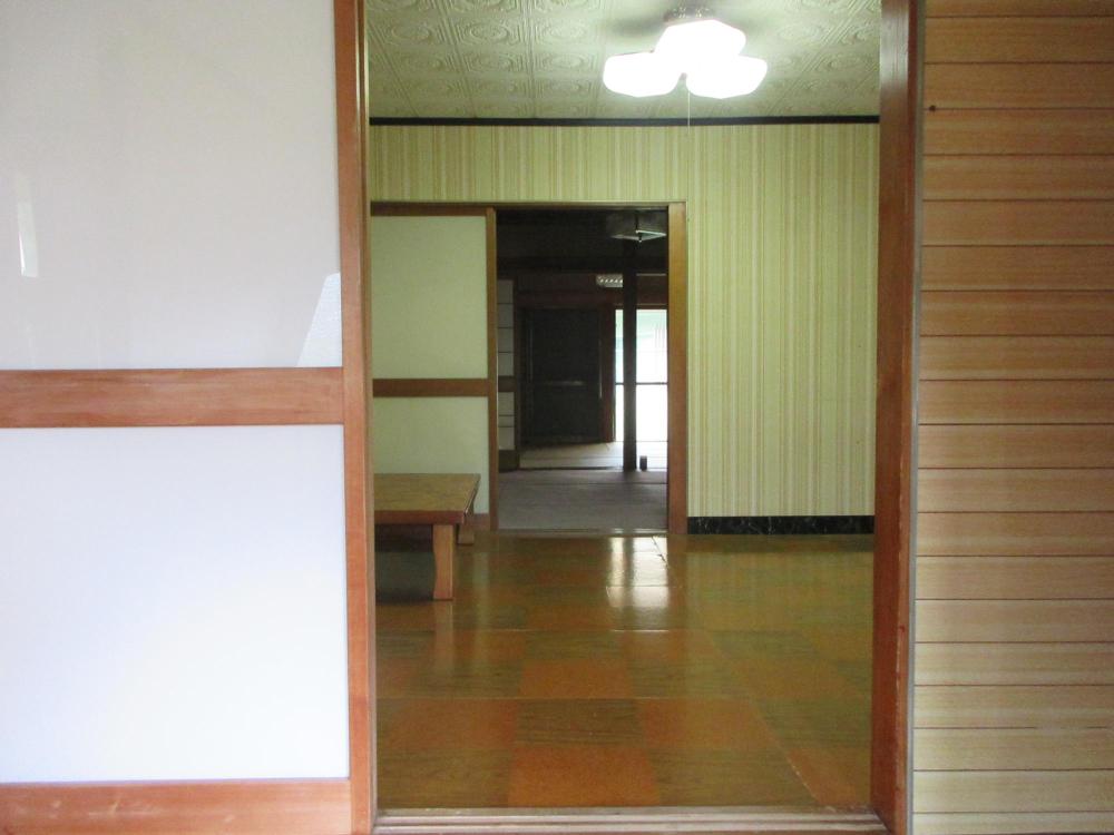 玄関入ってすぐの洋間の写真