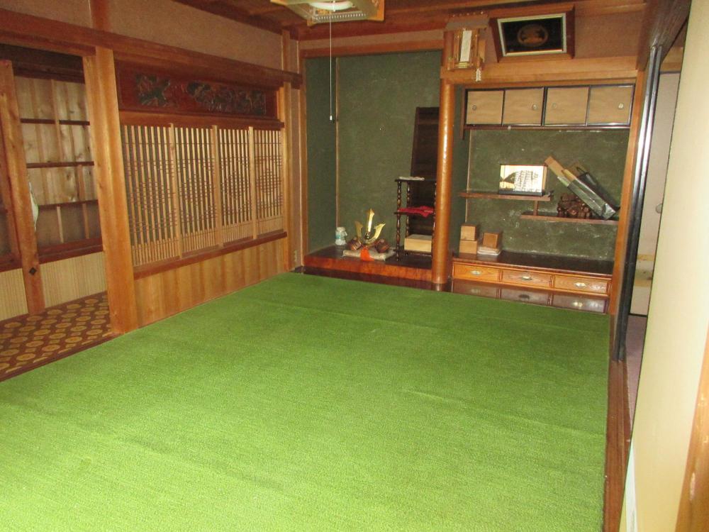 床の間のある和室にじゅうたんが敷かれた部屋の写真
