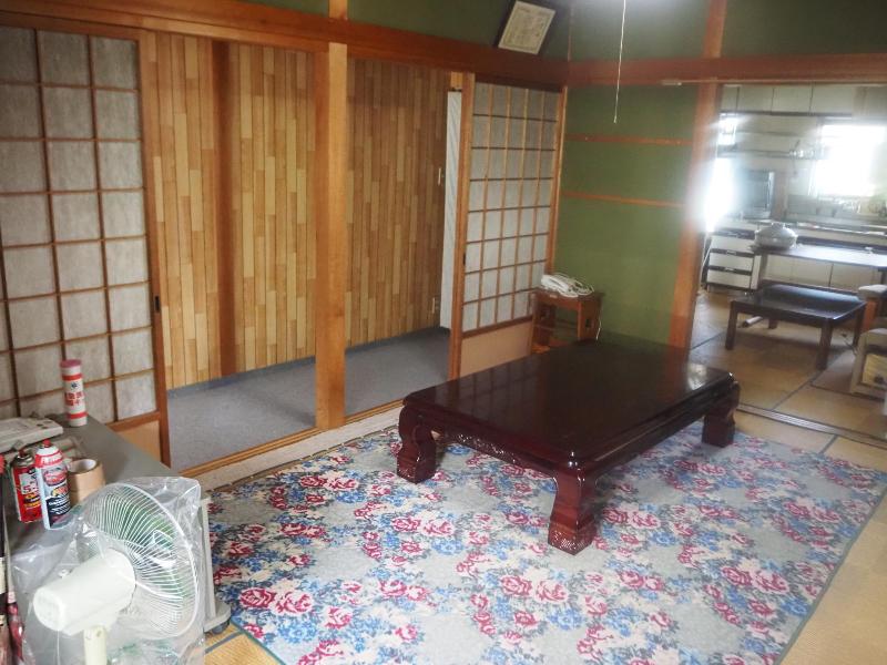 和室全体と台所の写真