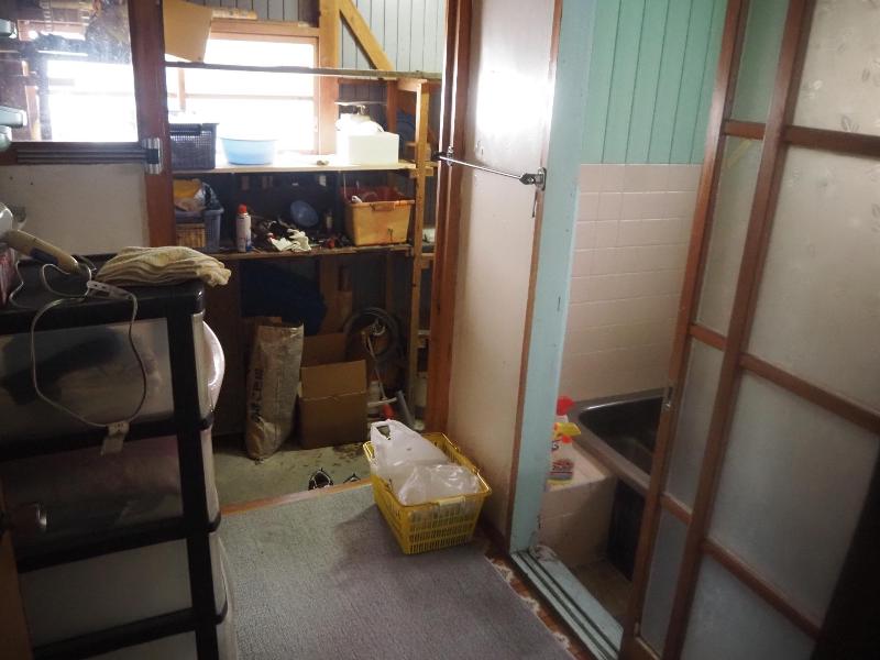 お風呂周辺と物置場の写真