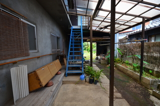 屋外の屋根に隣接して透明スレートが設置されている渡り廊下周辺の写真