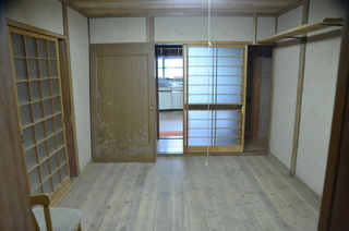 ガラスの引き戸で仕切られた洋室の写真