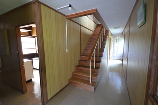 2階に上がる階段の横に廊下のある写真