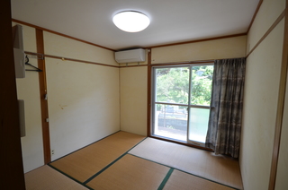 エアコンが設置され、窓のある和室の写真