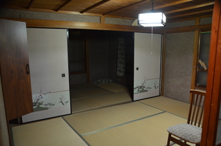 襖で仕切られた二間続きの和室の写真