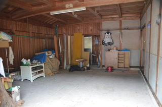 棚や道具が置かれたガレージの写真