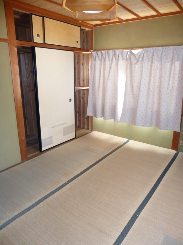 左側に押し入れが備え付けられた畳敷きの部屋の写真