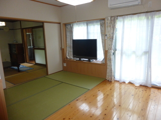 窓から太陽の光が差し込む和室と洋室の室内写真