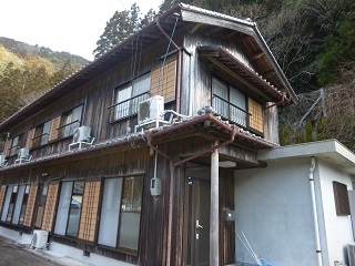 木造2階建てで瓦屋根の桜谷シェアハウスの外観写真