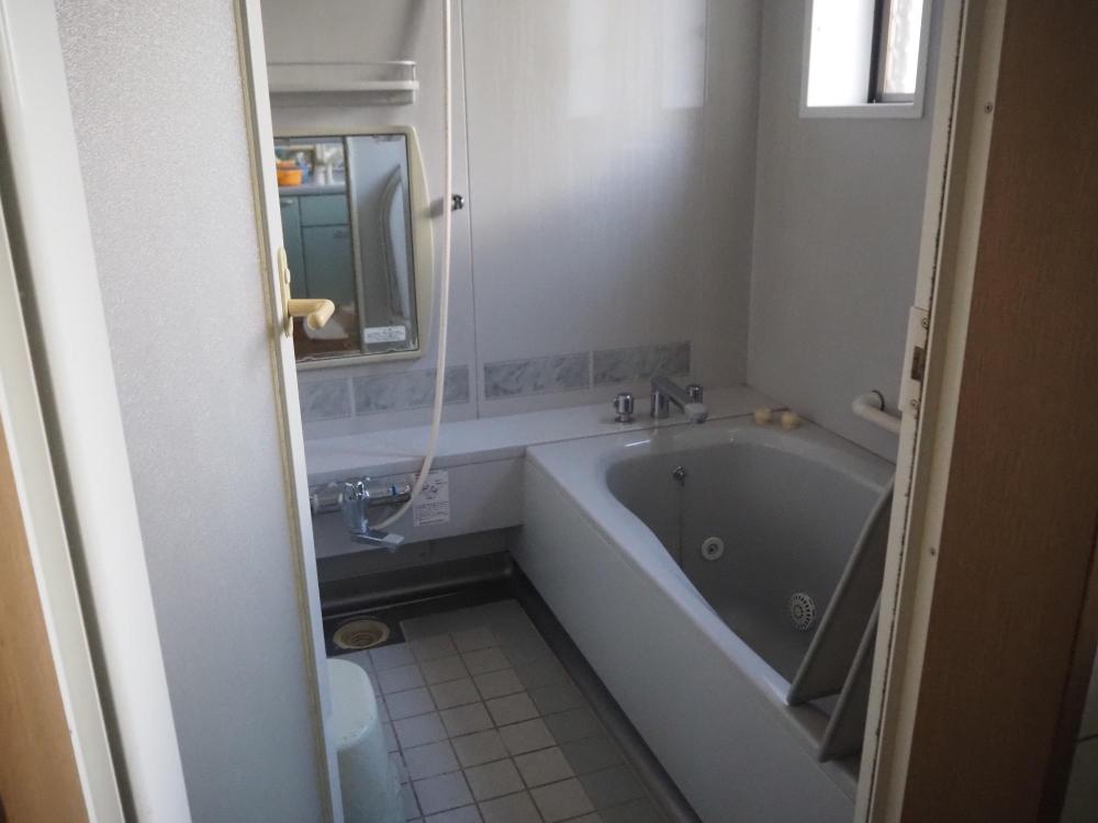 グレーを基調としたユニットバス