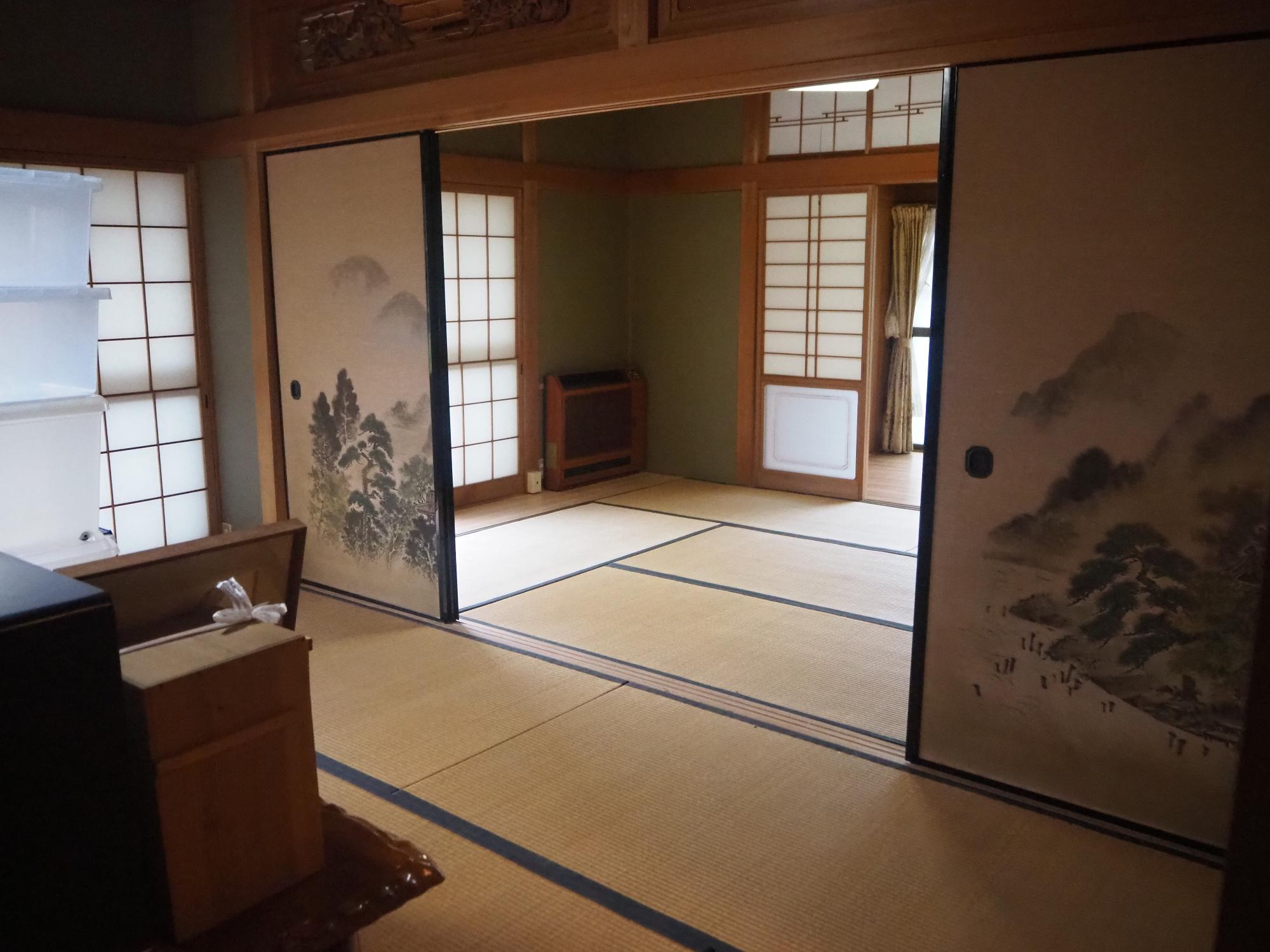 ふすまがある二間続きの和室の写真
