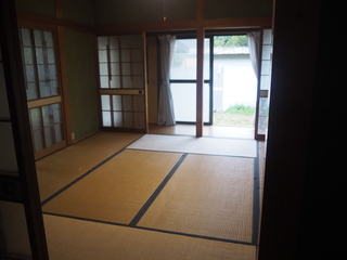 6畳の和室と、奥に縁側がある写真