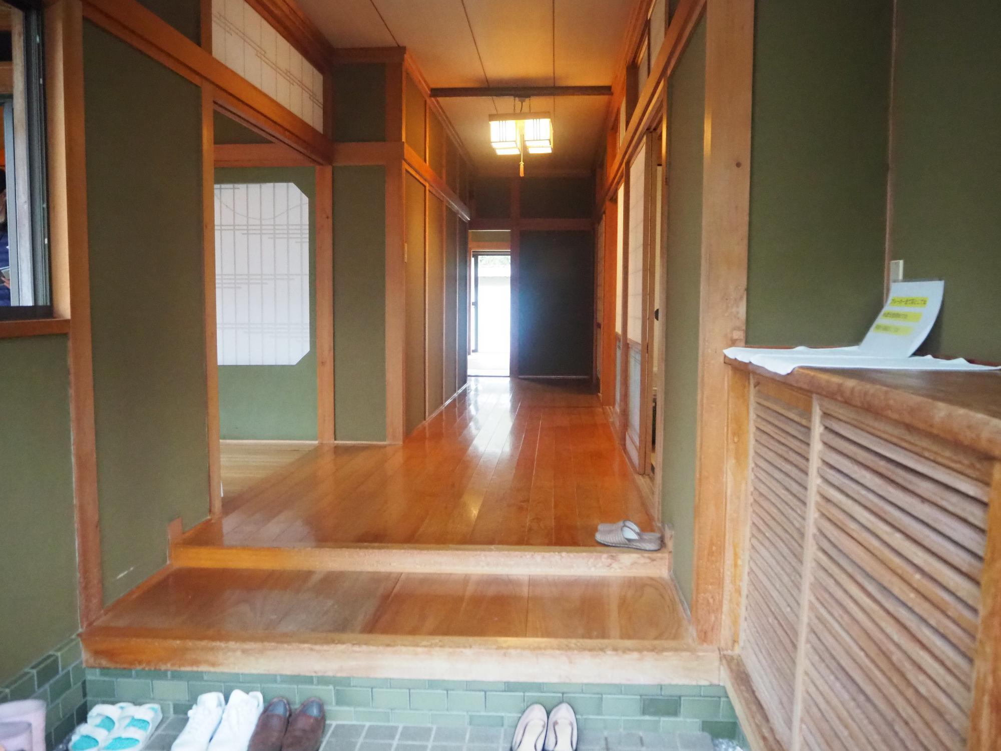 右側に靴箱があり、正面にはまっすぐと延びている廊下がある玄関の写真