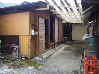 木造平屋で屋根付きの作業場の写真