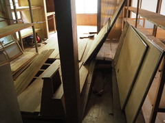 取り外したふすまや床板が置かれている部屋の写真