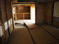 奥の部屋は明るく光がさしており、手前は暗い畳敷きの部屋の写真