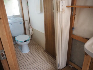 床がタイル張りで様式のトイレが設置されているトイレの写真