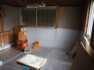 正面と右側に窓が設けられている2階の部屋の写真