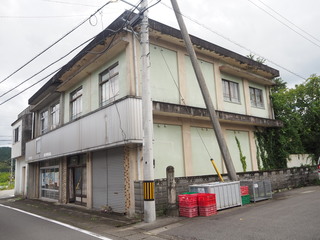 道路に面した鉄筋2階建ての外観を右側から撮影した写真