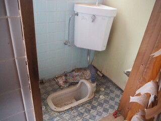 タイル張りの和式のトイレの写真
